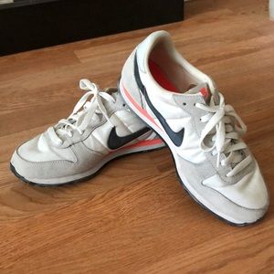 Women’s Nike casual shoe